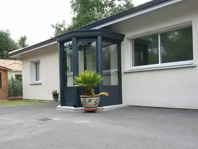 Auvent de sas d’entrée protégeant des intempéries
