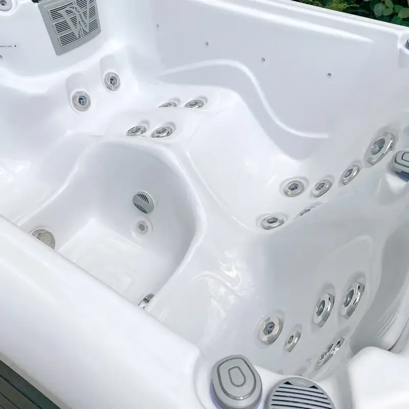 manhattan-02-Wellis_Manhattan_hot_tub_detail4-1024x1024.jpg.webp
