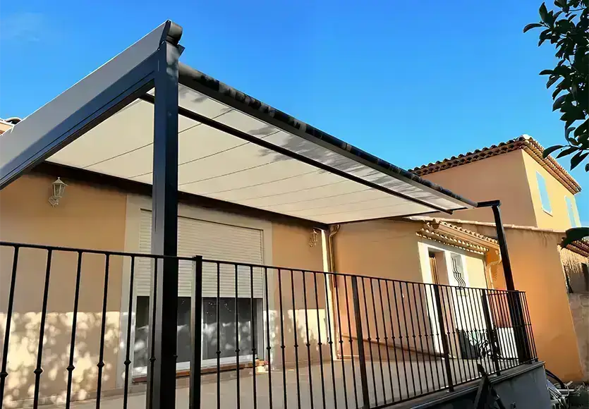 Pergola OMBRALU robuste et résistante aux intempéries