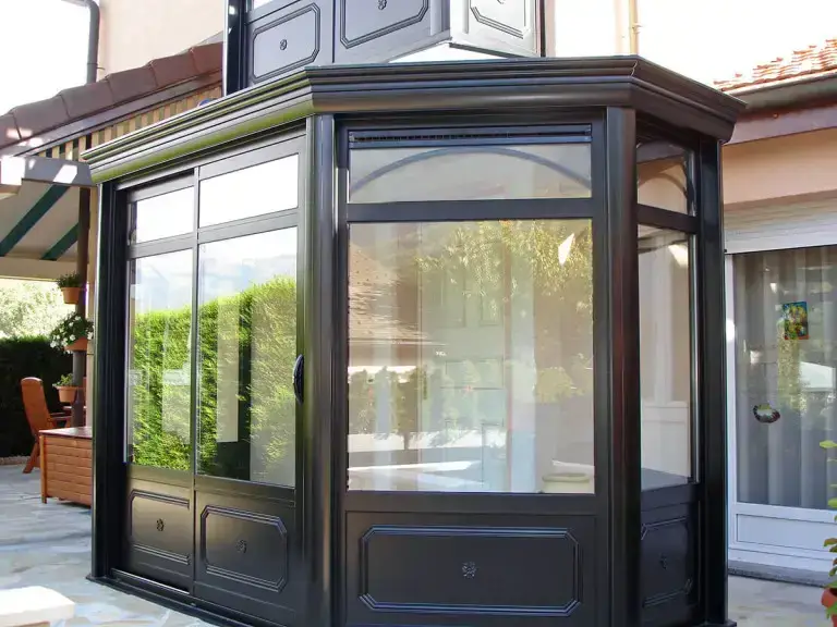 Sas d’entrée avec porte et auvent