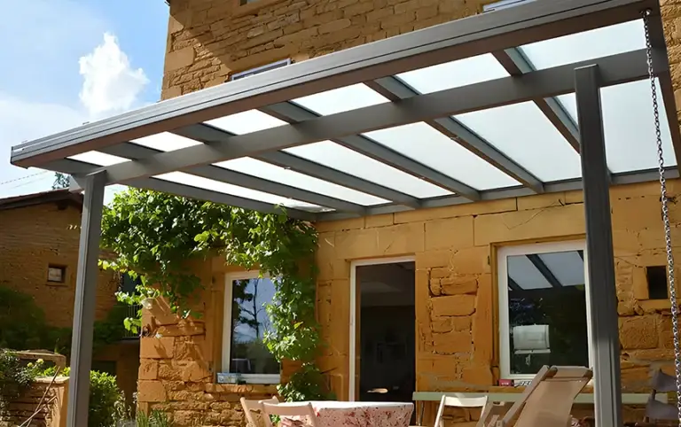 Pergola à toiture fixe Saphir, en aluminium robuste, prévue pour résister à toutes les intempéries