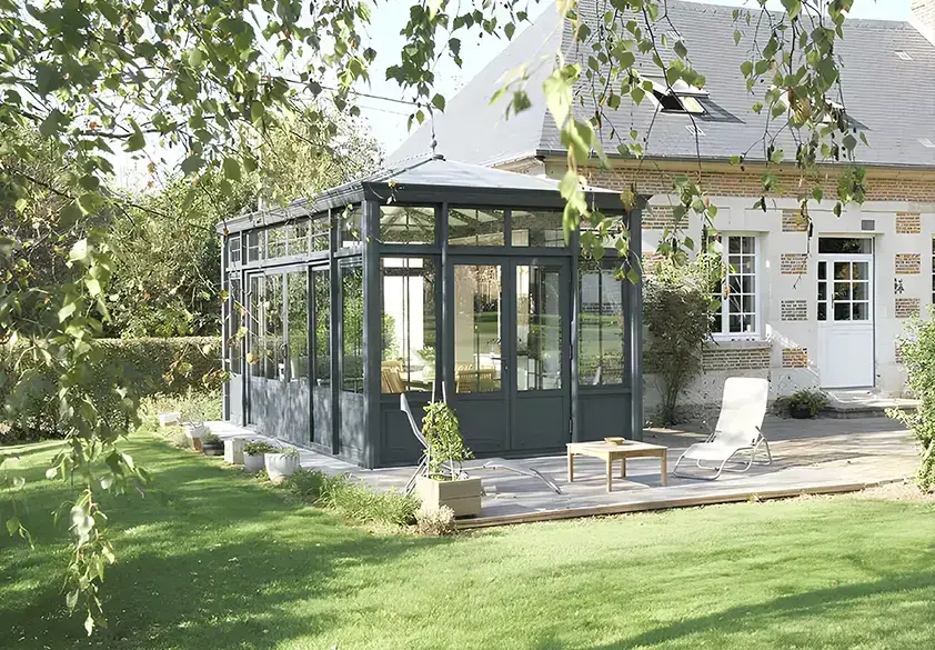 veranda-grenat-cocooon-extension-architecture-ingenieuse