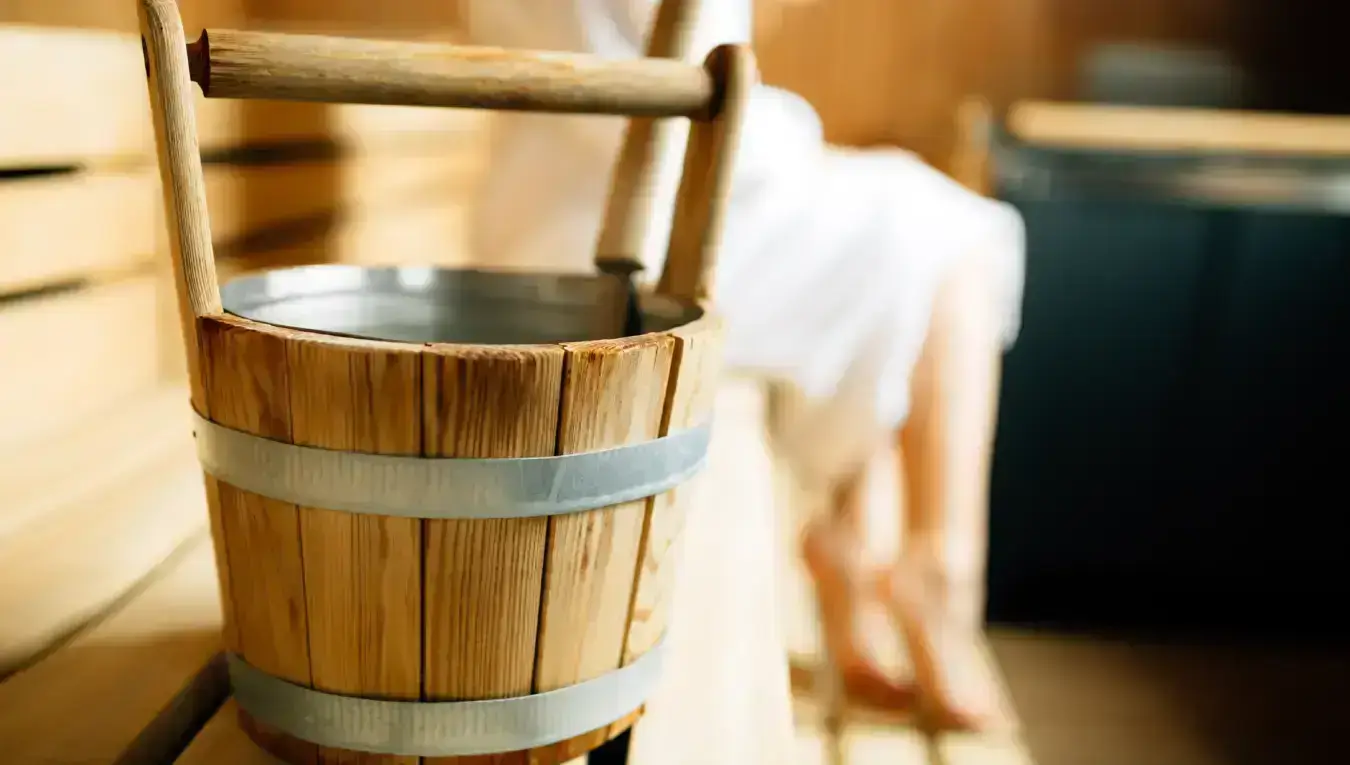 Bienfaits du sauna : 7 raisons d’en profiter pour le bien-être et la santé 1 sauna seau eau