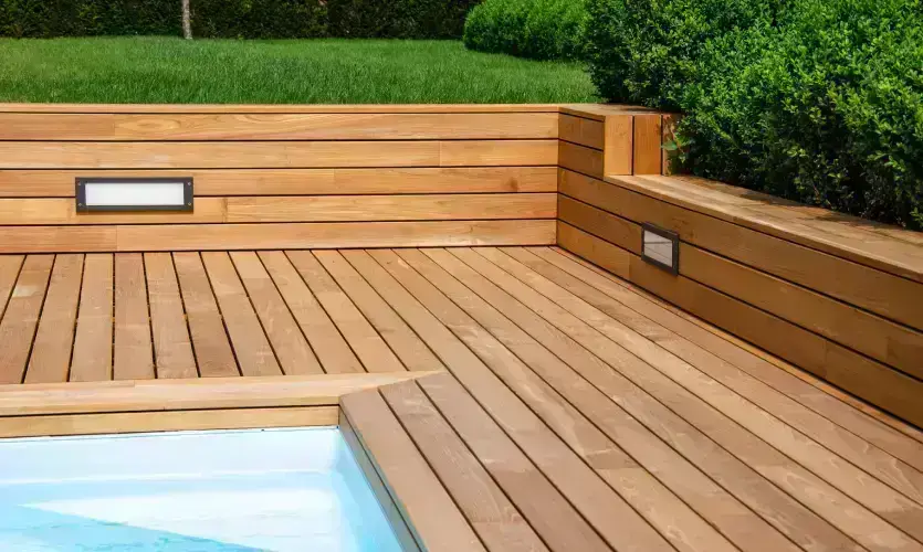 Terrasse en bois devant une maison Terrasse en bois devant une maison